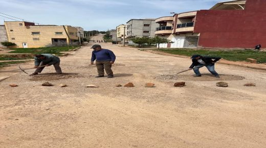 تاهلة اقليم تازة ..سكان حي القدس يتطوعون لإصلاح طرقات حيهم المهملة