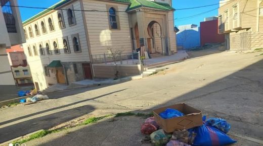 تازة ..الأزبال تحاصر مسجد البراء بحي المسعودية وسط استياء الساكنة