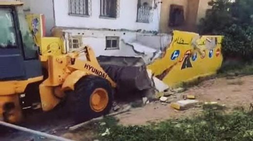 هدم بناء عشوائي بالدار البيضاء يكشف عن استغلال غريب للمِلك العمومي