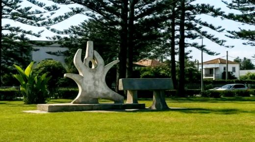 الجديدة تطيح بتمثال “التقليزة” وتستعيد بعضًا من بريقها