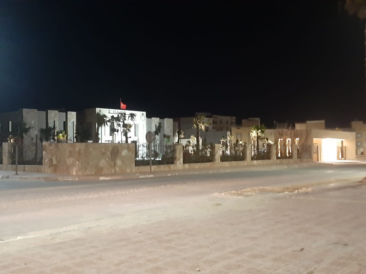 الداخلة ..السياج الحديدي المحيط بالجماعة بين الحماية والعزلة