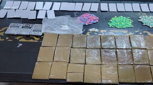 تفكيك شبكة مخدرات خطيرة بالدروة وحجز مخزون من السموم والأسلحة في ضربة أمنية حاسمة