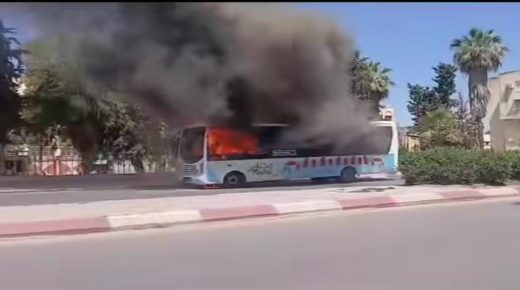 مكناس ..احتراق حافلة للنقل الحضري بالكامل