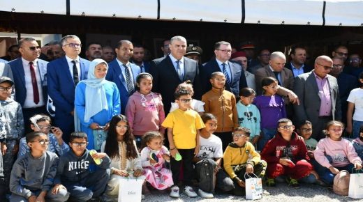 بمناسبة 20 سنة من المبادرة الوطنية.. عامل سيدي سليمان يزرع الأمل في عيون تلاميذ القرى بسيدي سليمان