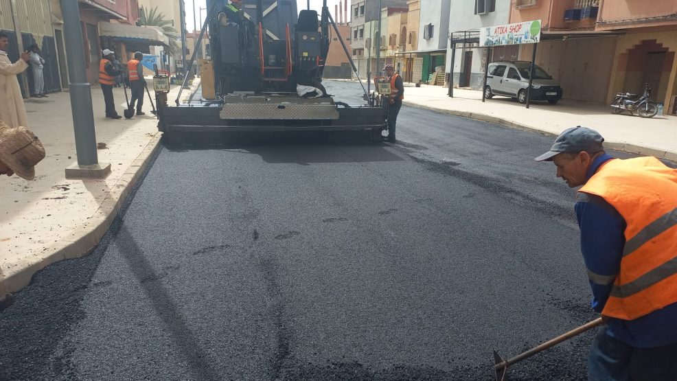 الجديدة ..جماعة اولادفرج تواصل تكسية الشوارع والازقة للاحياء المتبقية