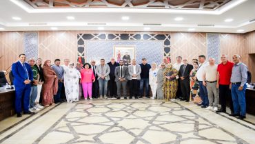 رئيس جماعة الداخلة يستقبل وفد جمعية الجماعات الرومانية في إطار زيارة عمل لتعزيز التعاون وتبادل الخبرات