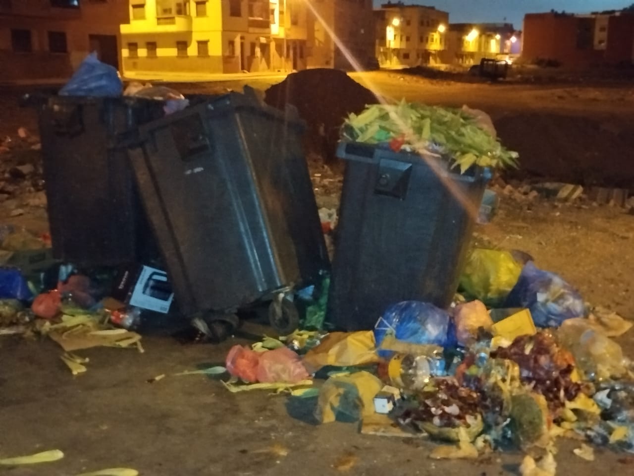 الجديدة..اين اختفت الحاويات الجديدة؟ ولماذا لا تزال نفايات حي المتنبي بلا كرامة؟