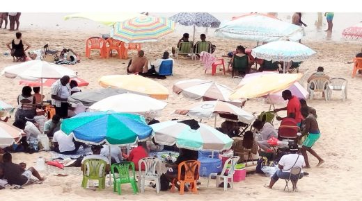 منتجع سيدي بوزيد يستقبل مصطافين أفارقة في أجواء من التعايش والانفتاح