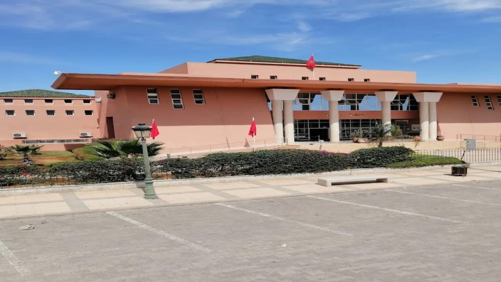 توقيف شخصين بابن جرير بسبب تعريضهما لعناصر الشرطة للإهانة وإحداث الفوضى وتعييب منشأة مخصصة للمنفعة العامة