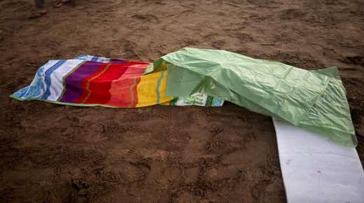 جثة رجل مجهول الهوية تُكتشف بين صخور شاطئ السوالم الطريفية