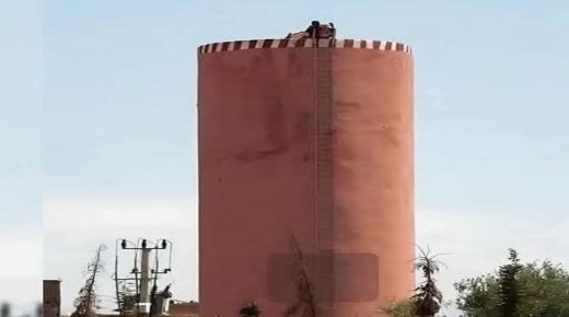 أولاد يوسف إقليم بني ملال.. بوعبيد يعتصم لليوم العاشر فوق خزان مائي مطالبًا بالعدالة في قضية والده