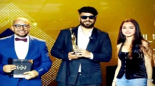 إلياس المالكي يتوّج بجائزة «أفضل مؤثر في المغرب».. و ريم فكري تسلمه الدرع وسط تصفيقات الآلاف
