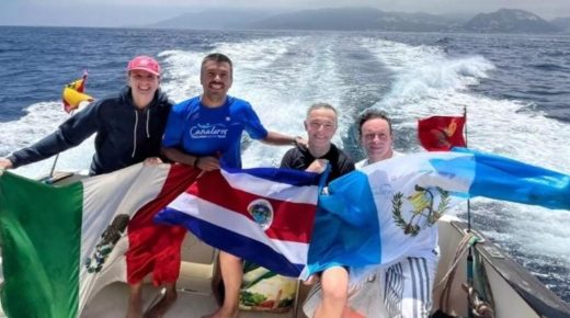 ميكسيكي وكوستاريكي وغواتيمالي تلاثة سباحين يعبرون مضيق جبل طارق سباحة
