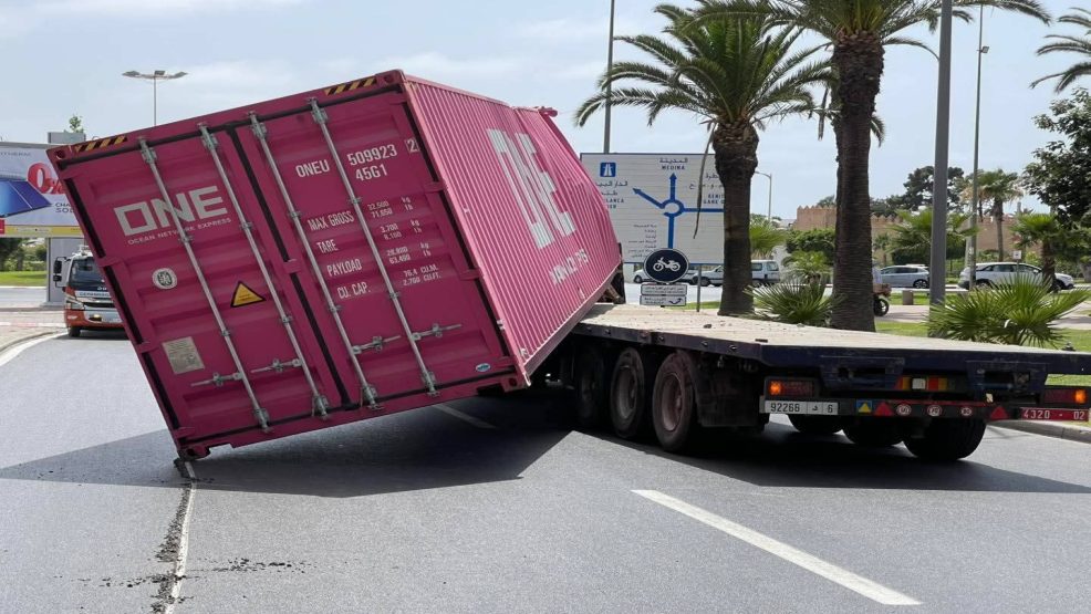 سائق شاحنة يتسبب في حادث مروع تحت قنطرة القطار بسلا ويُعيد النقاش حول سلامة المرور