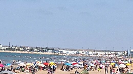 شاطئ الجديدة.. إقبال كبير وفوضى تشوه جمال الطبيعة