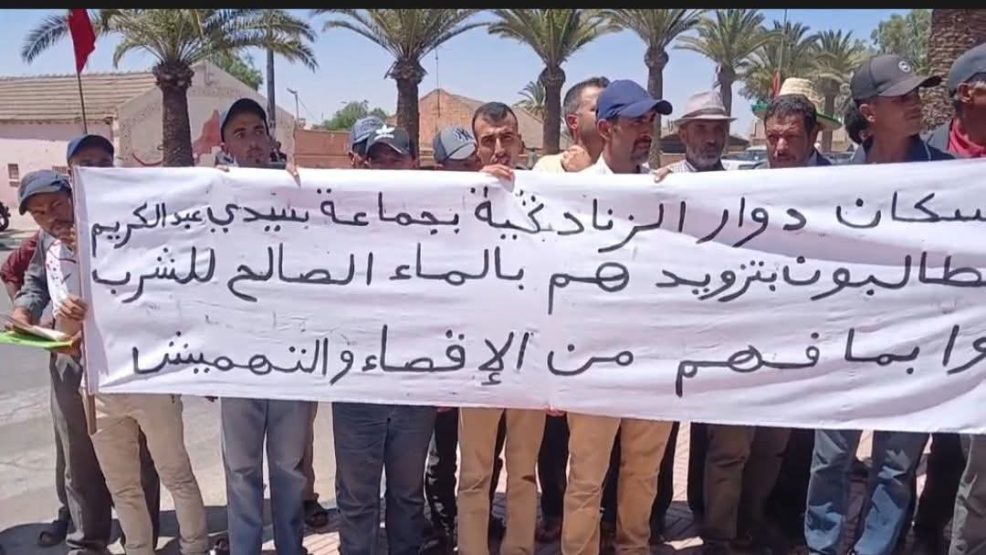 ابن احمد ..احتجاج سكان دوار الزنادگية تزامناً مع زيارة عامل الإقليم