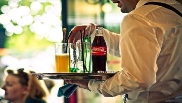نادل المقهى .. بين شرف الخدمة ومهانة الأجر