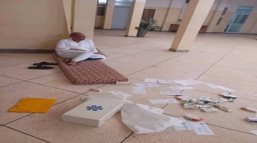 إقليم تنغير .. رئيس جماعة خميس دادس يطرد موظفاً دون إشعار والموظف يرد بالاعتصام داخل مقر الجماعة