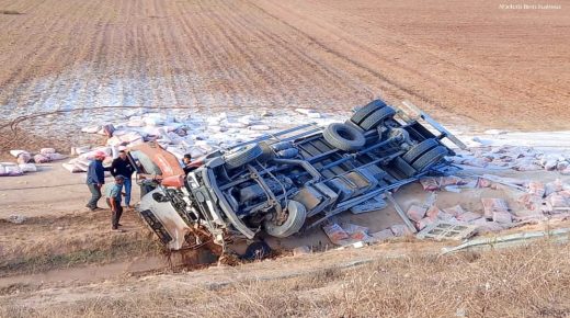 انقلاب شاحنة محمّلة بالدقيق قرب البئر الجديد يتسبّب في حادث مروري خطير وعرقلة حركة السير