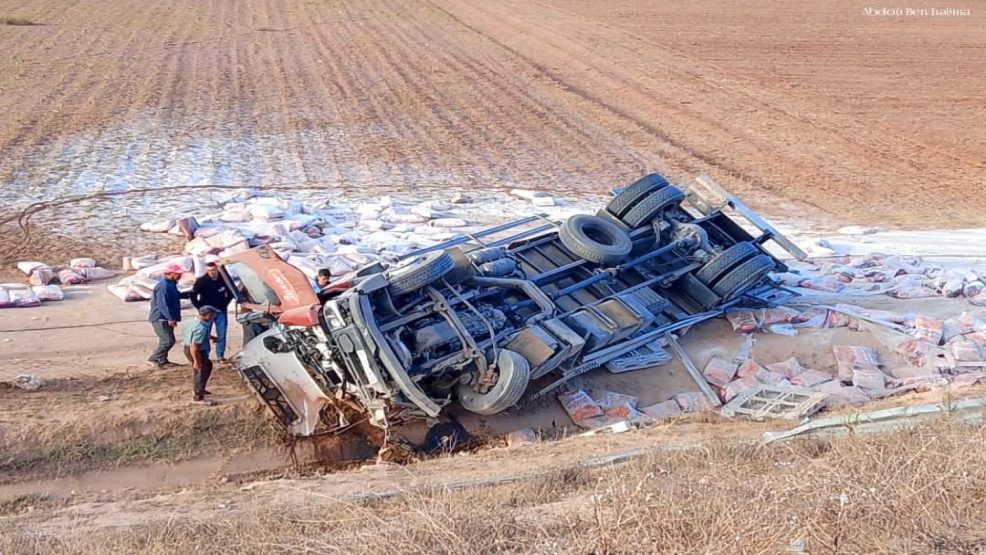 انقلاب شاحنة محمّلة بالدقيق قرب البئر الجديد يتسبّب في حادث مروري خطير وعرقلة حركة السير