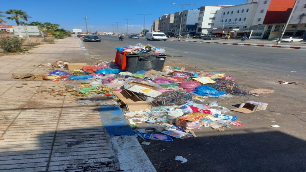 انتشار الأزبال بشوارع سيدي رحال الشاطئ يثير قلق الساكنة والزوار وسط غياب تام لشركة النظافة