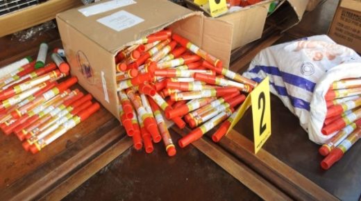 امن طنجة يحبط عملية تهريب ضخمة: 1152 مفرقعة وشهب نارية