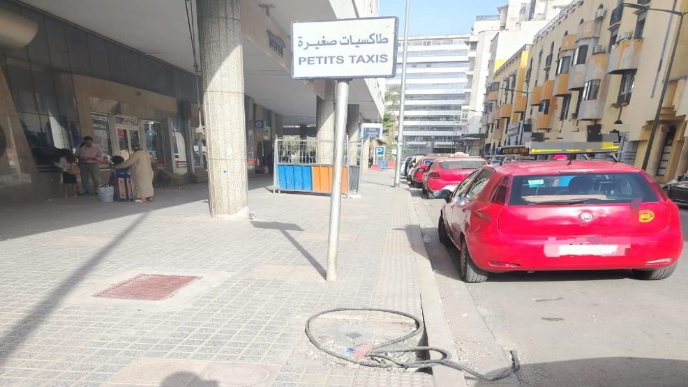 الدار البيضاء.. أسلاك كهربائية تهدد المارة قرب المركز الثقافي سيدي بليوط ‎