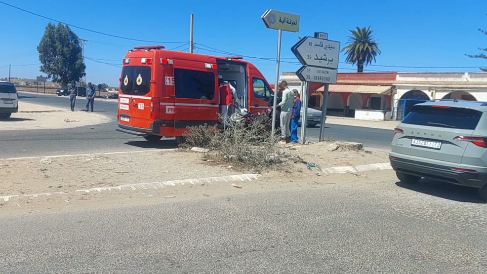 حادثة سير خطيرة بين سيارة أجرة ودراجة نارية تُسفر عن إصابة زوجين بجروح بليغة بحد السوالم