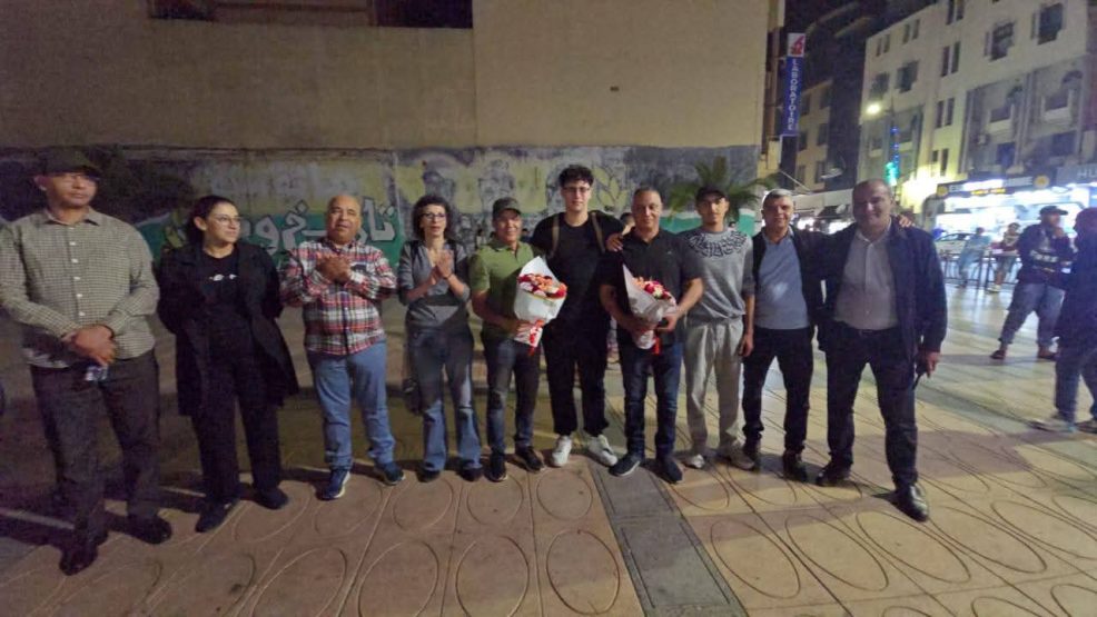 خريبكة.. وقفة إحتجاجية لبعض شباب المدينة بساحة المجاهدين رافعين شعارات إجتماعية تنتهي بتقديم باقة من الورد للسلطات الأمنية والمحلية