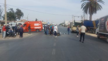 حادثة سير خطيرة بين دراجة نارية وشاحنة لنقل النفايات على الطريق الوطنية رقم 1