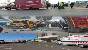 البئر الجديد..إصابة 17 شخصاً في حادث اصطدام خطير بين حافلة وشاحنة لتوزيع الدجاج