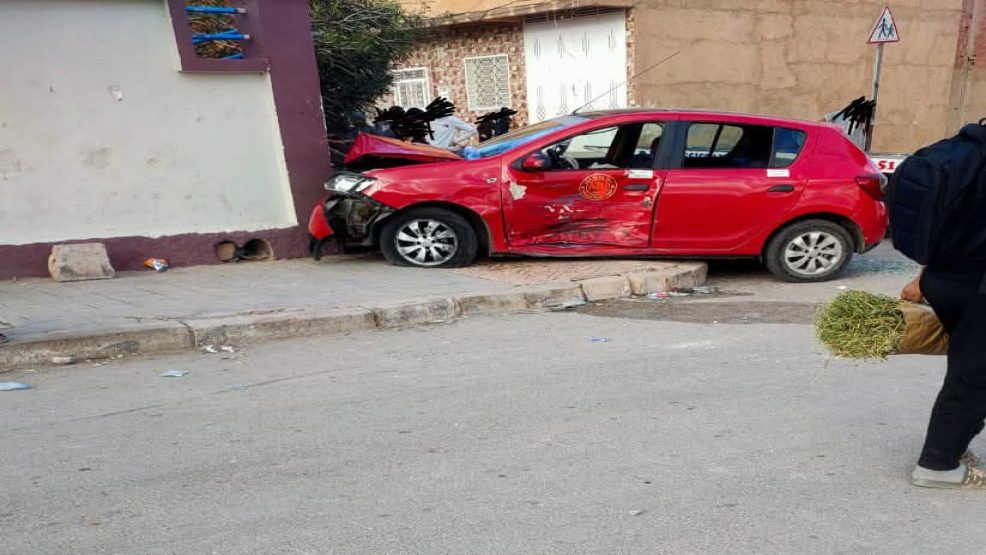 وجدة : “نقطة سوداء” بحي النهضة 2.. حادث مروع يجدد المطالب بـ”الدودانات” لحماية المارة وتلاميذ مدرسة ياسر عرفات