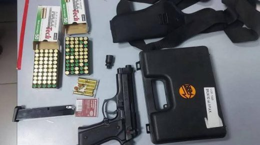 حجز مسدسين وخراطيش بحوزة مهاجر مغربي بمطار مراكش