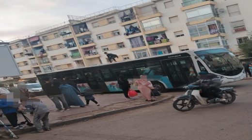 ويسلان مكناس.. طفل قاصر يمتطى سطح حافلة النقل الحضري في سلوك خطير