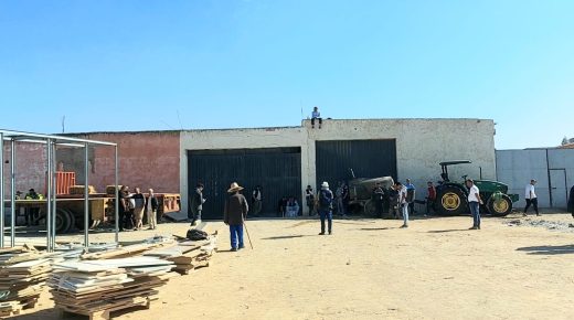 توتر خلال تنفيذ قرار هدم إسطبلات بأولاد عزوز بعد محاولة صاحبها منع العملية بإش_عال النار في جسده