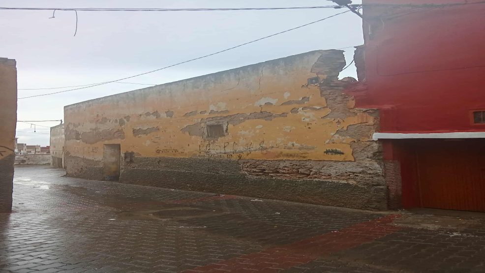 اقليم الجديدة ..منزل آيل للسقوط يهدد سلامة المارة بدوار الخربة بجماعة سيدي علي بنحمدوش