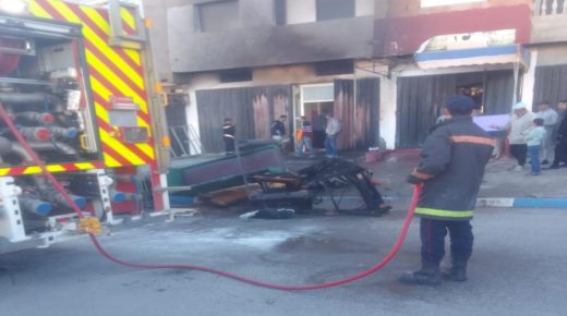 اندلاع حريق في متلاشيات أمام محل لبيع الأفرشة بحي التنمية بسيدي رحال الشاطئ