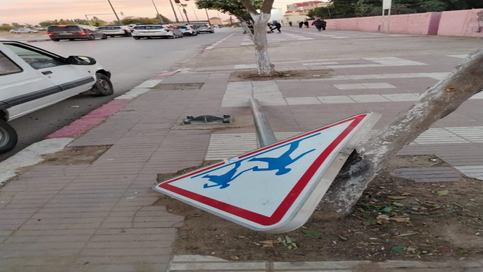 مكناس .. علامة تشوير طرقي تستغيث و ممرات راجلين بدون طلاء ابيض