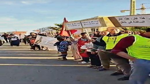 مكناس.. وقفة احتجاجية لساكنة حي المنزه للمطالبة بتحسين السلامة الطرقية