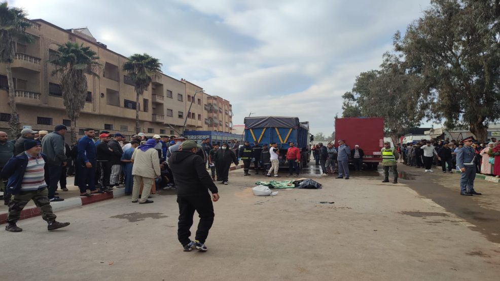 حادثة سير مميت بوسط مركز أولادفرج بين دراجة نارية وشاحنة نقل المشروبات وشاحنة من الوزن الثقيل