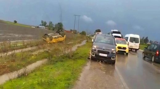 انقلاب سيارة أجرة على الطريق مولاي بوسلهام وسوق الأربعاء في إقليم القنيطرة