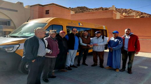 اقليم تزنيت ..تعزيز التمدرس في تهالة: تسليم حافلة مدرسية وملابس رياضية