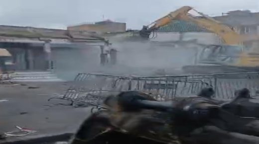 عامل إقليم برشيد يشرف على تنفيذ قرار هدم أقدم سوق للدجاج وسط المدينة