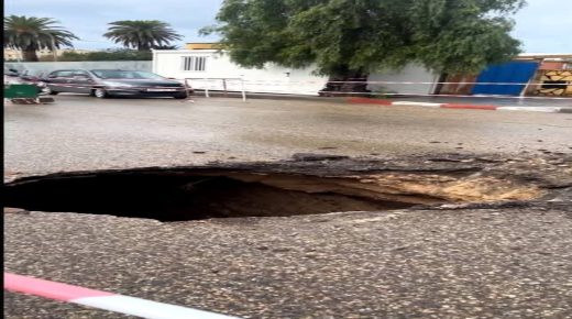 ظهور حفرة عميقة وسط الطريق بمدينة آسفي