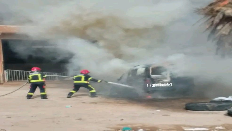 تيزنيت.. النيران تلتهم سيارة خفيفة بالطريق العام