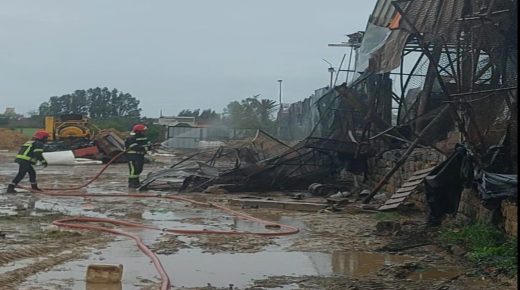 حريق مهول يأتي على مستودع عشوائي للمتلاشيات بدوار الرمل بإقليم برشيد