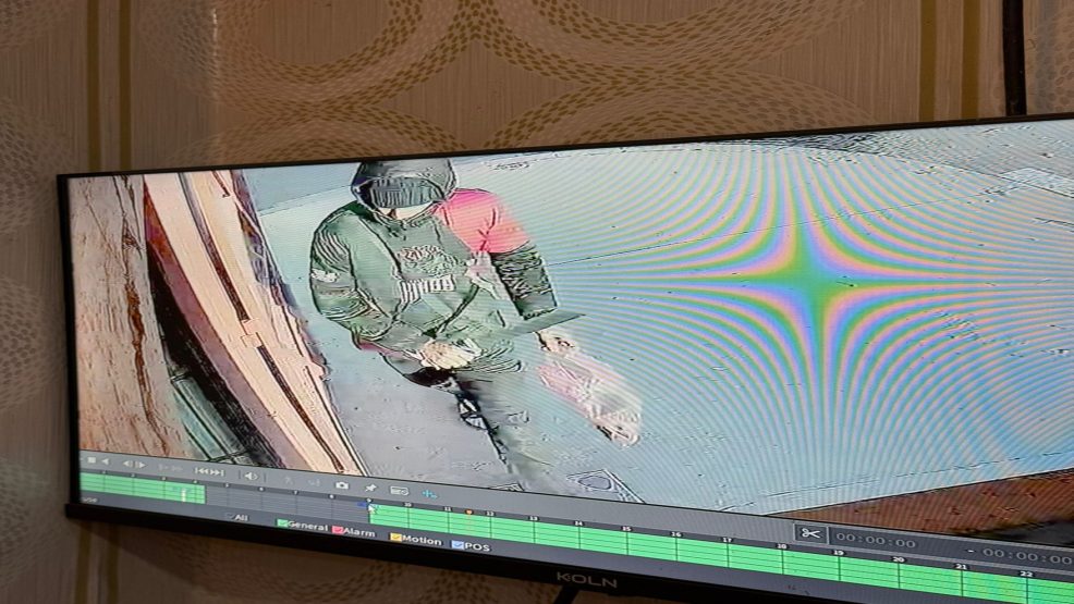 الجديدة اولاد فرج..عاجل على طريقة افلام الاكشن شخص ملثم يقوم بسرقة محل لبيع المجوهرات