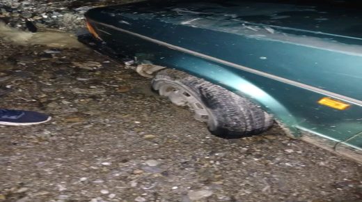 الحسيمة.. نجاة مواطن من موت محقق بعد محاصرة سيارته بسيول الأمطار بجماعة شقران