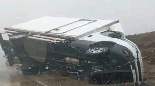 الرياح القوية تتسبب في انقلاب شاحنة بجماعة إساگن بإقليم الحسيمة دون خسائر بشرية