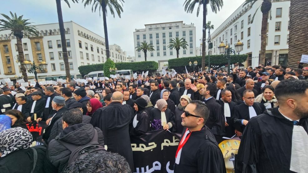 هيئات المحامين بالمغرب تحتج أمام البرلمان ضد مشروع القانون 66.23